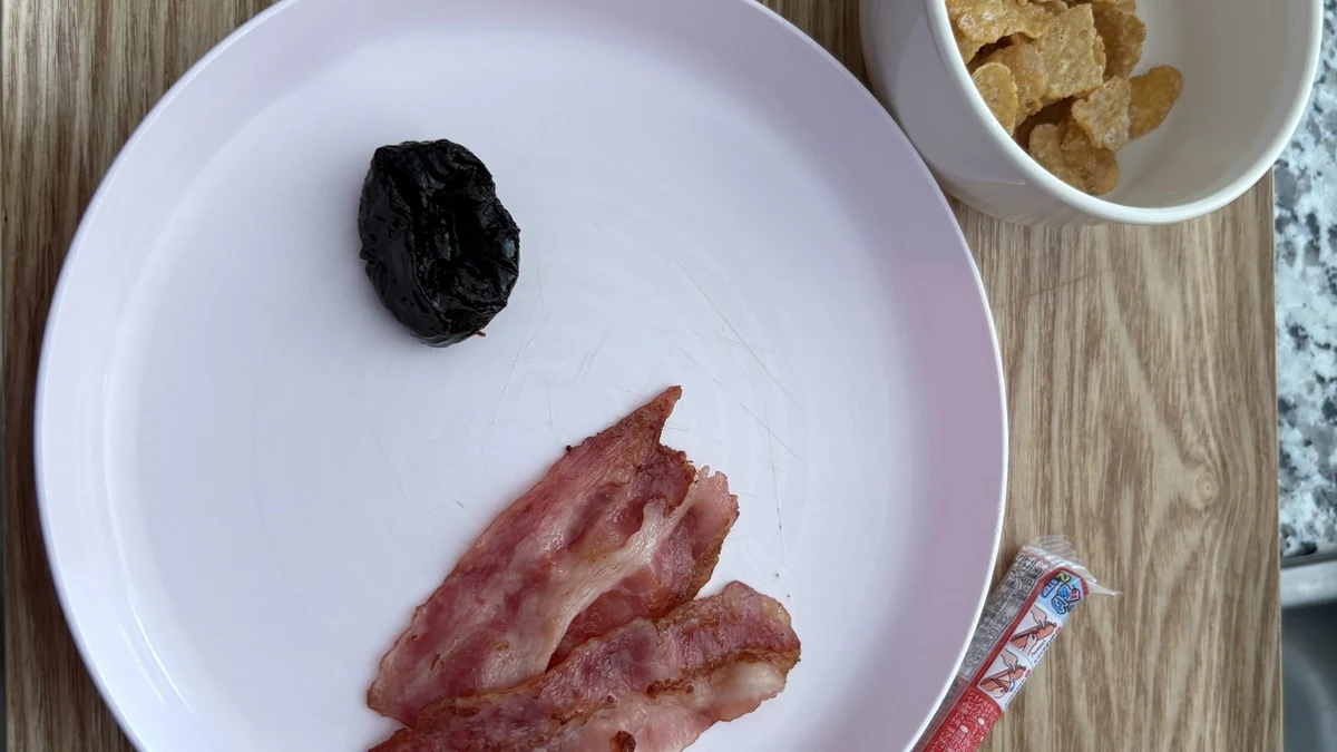 子どもの朝ごはん。焼いたベーコンと海苔、コーンフレーク