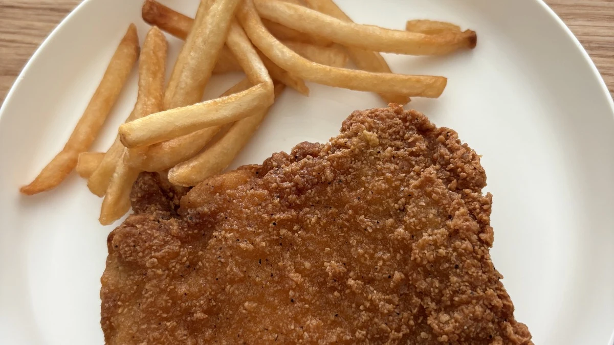 2回目の日の子どもの朝ごはん。コンビニのチキンとフライドポテト