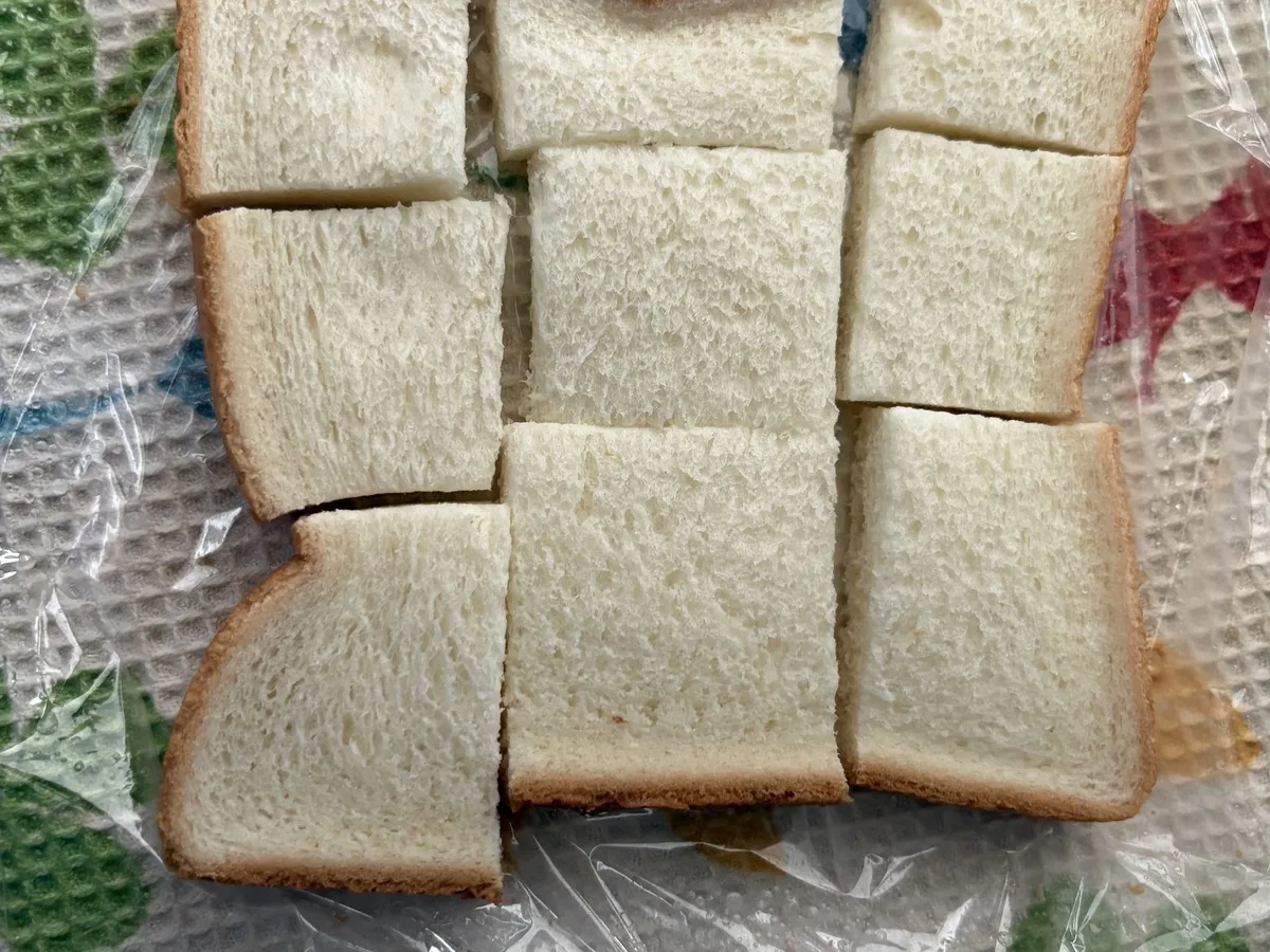 袋の上から9等分に切った食パン