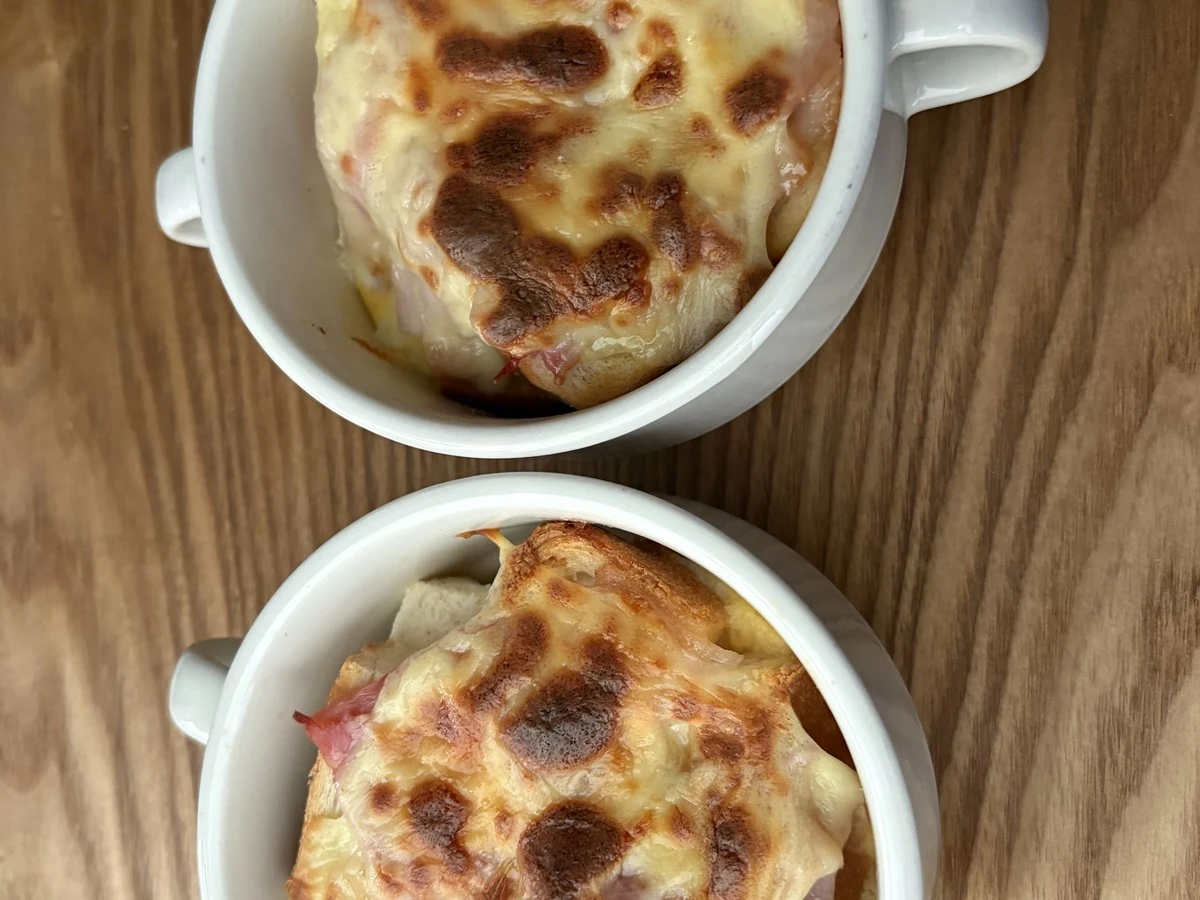焼き上がった食パンのキッシュ2つ。チーズにこんがりと焦げ目がついている
