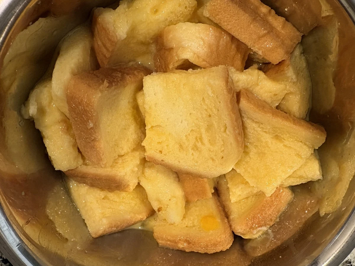 2回目。一口大に切った食パンを卵液に浸したところ