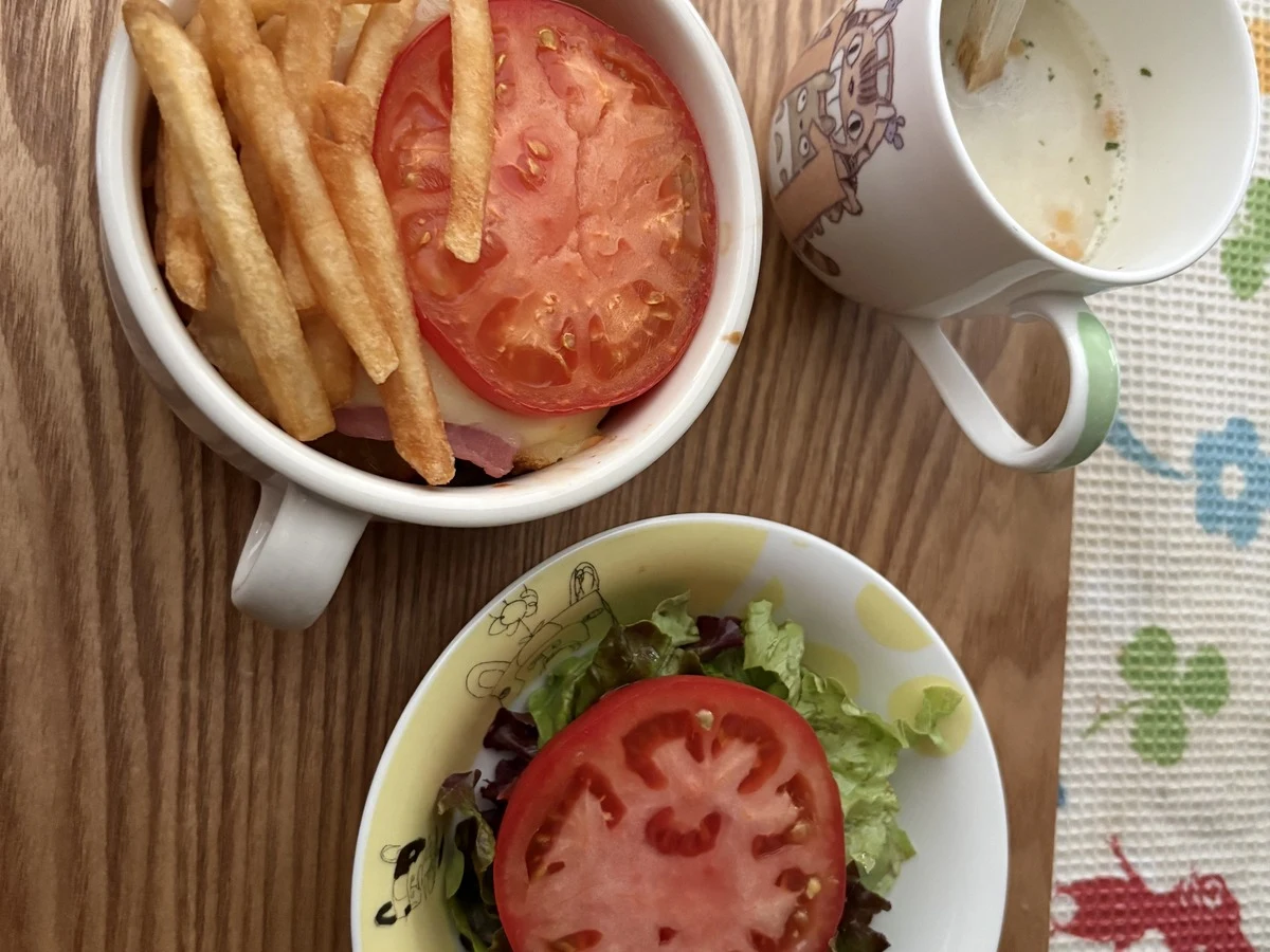 2回目の完成。トマトをのせた食パンのキッシュと、フライドポテト、サラダ、スープ