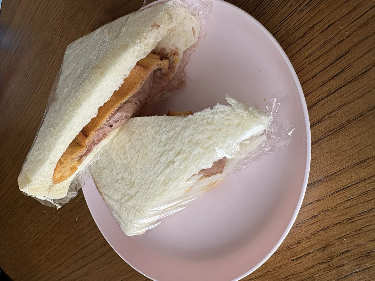 2日目のチョコ味のサンド。断面に茶色いクリームが見える